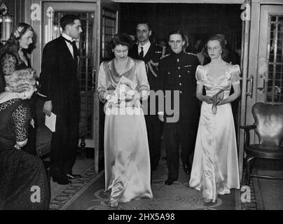 Princess Elizabeth Dances in Public -- Princess Elizabeth arriva al Dorchester Hotel, Londra, con la sua festa. La principessa Elizabeth fece la sua prima apparizione pubblica ad una palla di beneficenza quando fu ospite d'onore alla Royal and Merchant Navy Ball in aiuto del King George's Fund for Sailors, al Dorchester Hotel, Londra. Maggio 9, 1946. Foto Stock