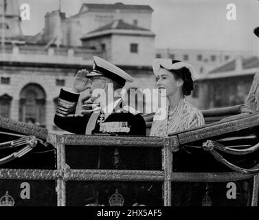 Il re Gustav di Svezia riconosce il coraggio della folla mentre guidava con la regina Elisabetta lungo la Horse Guards Parade fino a Buckingham Palace. Il re Gustav e la regina Louise di Svezia sono arrivati oggi a Londra per la loro visita di stato. Salirono sul Tamigi Greenwich nell'incrociatore svedese tre Kronor, dove si incontrarono con l'ambasciatore svedese Luke di Edimburgo. La festa reale si imbarcò quindi in una chiatta reale per il viaggio lungo il fiume fino al Molo di Westminster. Lì, furono accolti dalla Regina, dalla Regina Madre, dalla Principessa Margaret socia altri membri della Famiglia reale. Dopo l'ispezione Foto Stock