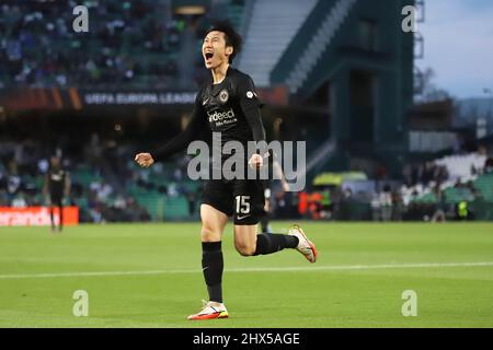 Siviglia, Spagna. 09h, marzo 2022. Daichi Kamada (15) di Eintracht Frankfurt segna per il 1-2 durante la partita della UEFA Europa League tra Real Betis ed Eintracht Frankfurt all'Estadio Benito Villamarin di Siviglia. (Photo credit: Gonzales Photo - Mario Diaz Rasero). Foto Stock