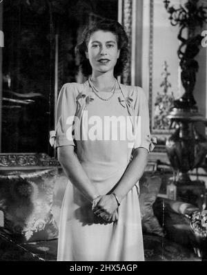 La sposa reale questa immagine sorridente della principessa Elizabeth Heiress presunta al Trono, è stata posta specialmente per nella stanza bianca di disegno di Buckingham Palace in connessione con il matrimonio della principessa il 20th novembre a Liuet, Philip Mountbatten, R.N. Settembre 5, 1947. Foto Stock