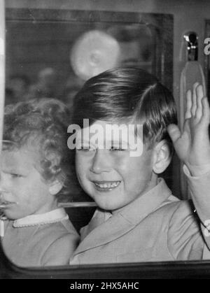 Princes Charles parte : il principe Carlo, 5, ha un'onda per gli osservatori mentre lascia Buckingham Palace oggi sulla prima fase del viaggio a Tobruk, dove con la principessa Anne, 3, sarà riunita con la regina Elisabetta e il duca di Edimburgo. I bambini saliranno sul nuovo Royal Yacht Britannia per incontrare i loro genitori. Aprile 14, 1954. Foto Stock