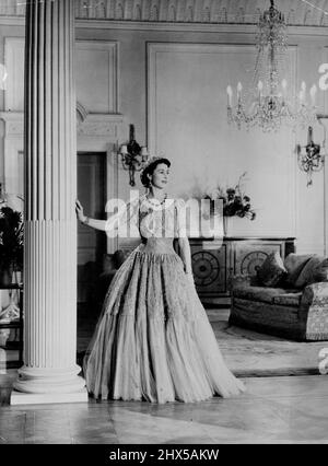 The Queen at Clarence House - questo studio del Ritratto del comando reale di Baron mostra sua Maestà la Regina Elisabetta nel salotto di Clarence House, Londra. La regina Elisabetta indossa un abito da pizzo di neddlerun grigio fumé con filo d'argento. La sua collana di zaffiro e diamante era un regalo di nozze da suo padre il re ritardato George VI Sua Tiara era un regalo di nozze della regina Maria. Il suo braccialetto Diamond era un regalo di nozze da suo marito, il principe Filippo il duca di Edimburgo. Giugno 1, 1952. (Foto di stampa associata). Foto Stock