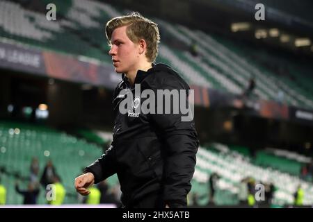 Siviglia, Spagna. 09h, marzo 2022. Jens Petter Hauge di Eintracht Francoforte visto dopo la partita della UEFA Europa League tra Real Betis ed Eintracht Francoforte all'Estadio Benito Villamarin di Siviglia. (Photo credit: Gonzales Photo - Mario Diaz Rasero). Foto Stock