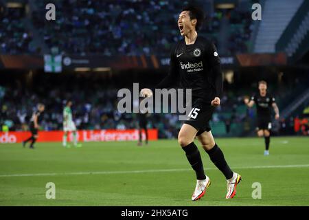 Siviglia, Spagna. 09h, marzo 2022. Daichi Kamada (15) di Eintracht Frankfurt segna per il 1-2 durante la partita della UEFA Europa League tra Real Betis ed Eintracht Frankfurt all'Estadio Benito Villamarin di Siviglia. (Photo credit: Gonzales Photo - Mario Diaz Rasero). Foto Stock