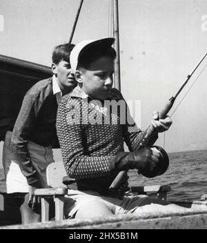 In formazione per il primo gioco di pesca Australia concorso per le scuole, Hadyn Daly, 13, Kogarah High (sopra), gioca un pesce al largo di Sydney Heads. Due ragazzi provenienti da 27 scuole metropolitane e un team di Gosford parteciperanno al concorso, che sarà deciso dai Capi sabato prossimo. I trofei del valore di oltre £350 saranno assegnati e 28 lanci di grandi partite porteranno i ragazzi attraverso le teste alle 8:00. C'è una sezione per lo squalo più grande, una per il marlin e una terza per il gioco leggero. La Sydney Game Fish­ing Association, lo Shark Anglers' Club e il Rod Fishers Club sono cooperativi. Foto Stock