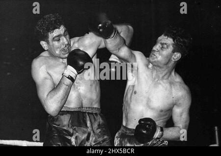 Jack Gardner - nuovo campione britannico del peso pesante -- Un'immagine fine di azione come Gardner (a sinistra) evade un'oscillazione destra formidabile da Woodcock. Dopo una delle gare più emozionanti viste molti anni Jack Gardner, un agricoltore Leicester di 24 anni, è diventato il nuovo campione di pesi massimi di GT. La Gran Bretagna e l’Impero britannico, sconfiggendo Bruce Woodcock, che tornò alla fine del round del 11th, nella loro battaglia all’Earle Court Hall di Londra. Novembre 15, 1950. (Foto di Sport & General Press Agency, Limited). Foto Stock