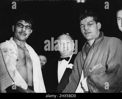 Gallo di bosco V.Gardner. Pugilato a Earls Court. Il nuovo campione britannico di peso pesante sulla sinistra, Jack Gardner, Bruce Woodcock si ritirò dopo il round del 11th. Novembre 14, 1950. (Foto per foto del contratto della posta giornaliera). Foto Stock