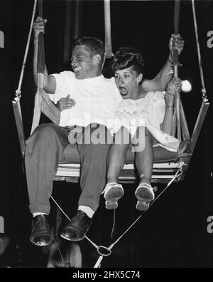 Selma Sherwood di Brooklyn, aprì la bocca in prehension di Ghrim mentre la sua scorta, Charles Spielberg Squinted e bloccato la sua lingua in un sorriso di wry su colpire il fondo. Dicembre 27, 1947. (Foto di ACME Photo). Foto Stock