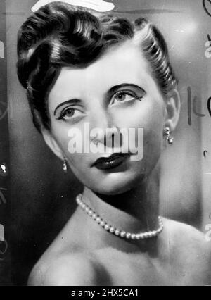 Modello di moda Ruth Ellis su carica di Murder -- la signora Ruth Ellis. Il modello di moda Ruth Ellis, accusato di aver assassinato il pilota di corse David Blakely la domenica di Pasqua, è stato rimproverato a Hampstead, Londra, ieri mercoledì, fino al giovedì prossimo. Blakely, di 25 anni, di Tanza Road, Hampstead è stato ucciso fuori da una casa pubblica vicino alla sua casa. Doveva guidare alla Goodwood Public House vicino alla sua casa. Avrebbe guidato a Goodwood il lunedì di Pasqua. La signora Ellis di 28 anni apparve in corte con i suoi capelli tinti blu argento. La sua casa è a Kensington, Londra. Aprile 21, 1955. Foto Stock