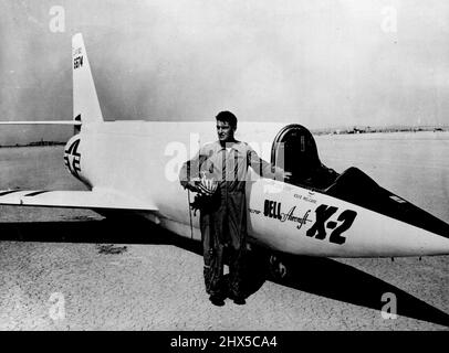 Bell's Supersonic X-2 to Probe Heat Barrier -- Lt. Col Frank K. Everest, pilota top test, che è stato selezionato per volare l'aereo, con la Bell X-2. Questa immagine del Bell X-2 è un aereo di ricerca americano a razzo con ali a schienale sweep. È in parte costruito in acciaio inossidabile per resistere al calore tremendo dovuto all'attrito dell'aria a velocità estreme. L'X-1, un modello precedente con ali diritte, divenne il primo velivolo supersonico al mondo nel 1947, quando il maggiore Charles Yeager volò più velocemente della velocità del suono. Agosto 12, 1955. Foto Stock