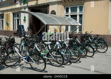 Slovenia, Lubiana, biciclette a noleggio fuori dall'Ufficio Turistico Slovenia a Kopitarjeva Ulica Foto Stock