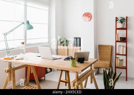 Spazio di lavoro per ufficio domestico con computer portatile e accessori per ufficio Foto Stock