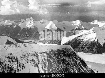 Mount Everst Expedition 1938 -- formare una vista panoramica dal campo 5 (25.700ft) guardando N.E. Notate il Ghiacciaio di Rongbuk Est con i pinnacoli di ghiaccio sotto. La spalla più vicina fa parte del North Peak. Agosto 15, 1938. Foto Stock