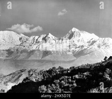 Hillary per salire la Quinta montagna più alta 'Makalu', la quinta montagna più alta, sulla destra. Everest è nascosto dalla nuvola a sinistra. La mappa allegata mostra la relazione tra Makalu e Everest. Dicono che l'alpinismo è nel sangue. Questo deve essere certamente lo stesso con Sir Edmund Hillary. Fresco dalla sua conquista di Everest, la montagna più alta del mondo, ha annunciato i piani per un tentativo su 27.790 piedi. Picco non salito, 'Makalu' nella catena montuosa dell'Himalaya. Agosto 29, 1953. (Foto di Paul Popper Ltd.). Foto Stock