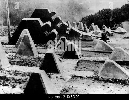 Germania Mans Her Siegfried Line - formidabili difese anticarro da parte della Siegfried Line. Le truppe naziste della grande linea di difesa tedesca, la linea Siegfried, sono sottoposte a un'accurata formazione in caso di emergenza. Luglio 8, 1944. Foto Stock