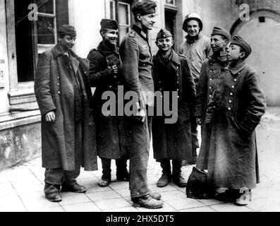 Sigillatura della tasca di Ruhr -- gli Stati Uniti 9th. L'esercito si è rotto attraverso la città di Lippstadt, sigillando così la tasca della Ruhr. Questo piccolissimo prigioniero tedesco di 15 anni fumava un sigaro, per il divertimento dei suoi compagni prigionieri. Maggio 29, 1945. (Foto di Sport & General Press Agency, Limited). Foto Stock