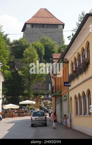 Slovenia, alta Carniola, Kamnik, strada e la torre del Castello di Mali Grad Foto Stock