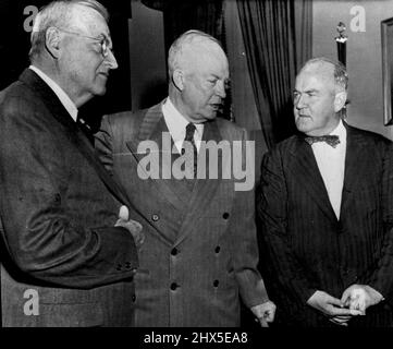 Dean riferisce al Presidente - il Presidente Eisenhower parla con l'ambasciatore speciale Arthur H. Dean, a destra, nella casa bianca oggi i colloqui preliminari di pace in fase di stallo in Corea, Dean è stato accompagnato dal Segretario di Stato John Foster Dulles, a sinistra, nel suo appello all'Amministratore Delegato. Dean uscì dai colloqui a Panmunjom dopo che i comunisti accusarono gli Stati Uniti di 'perfidy'. Dicembre 21, 1953. (Foto di AP Wirephoto). Foto Stock