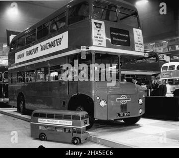London's 'Bus of the Future' -- il prototipo del 'Bus of the Future' leggero di Londra è visto al salone commerciale che apre a earls Court, Londra, domani SETP. 24. L'autobus, che sarà chiamato "London transport routemaster", porterà altri otto passeggeri, ma pesa meno di quelli attualmente in uso. Non era un telaio nel senso usuale e tutte le sollecitazioni sono portate da un nuovo tipo di struttura del corpo in lega leggera di alluminio ad alta resistenza. Essa avrà 64 posti a sedere rispetto agli attuali 56 passeggeri. Sarà largo 8 piedi come contro lo standard 7 piedi 6 pollici e un piede lo Foto Stock