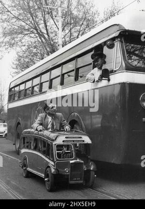 Cosa c'è di più va - un po 'di un Jolt per il grande driver di autobus-Charlie Heal, di Kalamunda-quando questo lavoro in miniatura 6ft. A lungo si tirò accanto a lui in città oggi. È completamente meccanizzato (un motore a ciclo motore fornisce la potenza) e naviga tra 15 e 20 m.p.h. Un'azienda di ingegneria inglese lo ha fatto e lo ha inviato in un giro di esposizione dell'Australia. Settembre 25, 1953. Foto Stock