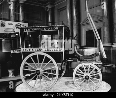 Mostra 'Popular Carriage' -- la Stazione Country Horse Bus. Nei giorni pre-motor il Station Horse Bus ha fornito un servizio importante quando una città era un po' distante dalla ferrovia. Questo autobus è stato costruito per Tenterden circa 1900, e ha continuato il servizio fino al 1924. Dopo il successo delle due mostre storiche dell'anno dell'incoronazione, la British Transport Commission aprirà domani una nuova mostra alla stazione di Euston, Londra, chiamata "Popular Carriage". Essa traccia l'evoluzione della progettazione di carrozza stradale e ferroviaria attraverso due secoli attraverso modelli e esemplari di pullman, autobus e ferrovia c Foto Stock