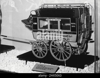 Carriage Design -- un modello a knifeboard omnibus, c.1951, nella mostra che illustra due secoli di disegno carrozza per strada e ferrovia che si apre al giorno a Euston Station, Londra. Aprile 22, 1954. (Foto di Topical Press). Foto Stock