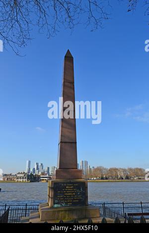 Un obelisco commemorativo di granito, svelato nel 1855, in memoria dell'esploratore Joseph Rene Bellot che morì nell'Artico 1853 in cerca di HMS Erebus e Terror Foto Stock