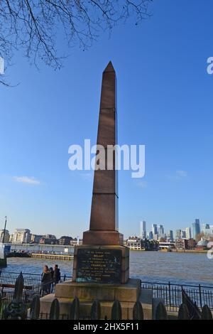 Un obelisco commemorativo di granito, svelato nel 1855, in memoria dell'esploratore Joseph Rene Bellot che morì nell'Artico 1853 in cerca di HMS Erebus e Terror Foto Stock