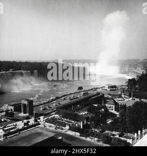 La Principessa e il Duca vedranno le Cascate del Niagara dal balcone 'Luna di Miele': La magnifica vista delle Cascate del Niagara con il suo pennacchio di spruzzi, visto dal balcone 'sposi in luna di miele' all'Hotel General Brook. Uno dei punti salienti della prossima visita reale in Canada, sarà la vista delle famose Cascate del Niagara, che la principessa Elisabetta e il Duca di Edimburgo otterranno dal balcone 'sposi in luna di miele' del General Brook Hotel. Domenica 7th ottobre parteciperanno a un servizio presso la vicina Chiesa di Cristo anglioese, incastonata pittoresamente in un boschetto di aceri. Il sermone sarà predicato y Foto Stock