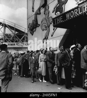 Queue Town -- Queuing al Fun Fair: Al Battersea Fun Fair popolari sideshows come quello del rotore più grande del mondo attraggono code che si snodano proprio intorno alla sala. Nei giorni di sole e durante i fine settimana si può trascorrere un'ora piacevole ottenendo dalla fine della coda al box Office; poche persone mente come ciò che continua intorno è divertente abbastanza in sé. Novembre 1, 1951. (Foto con fotocamera premere). Foto Stock