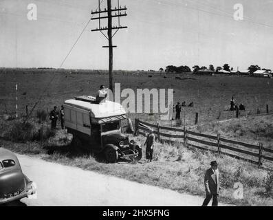 Visione generale del drammatico incidente di trasmissione alle corse di Pakenham il furgone sta funzionando dalla strada dopo che i commentatori erano stati espulsi dal ***** in background. Febbraio 21, 1941. Foto Stock
