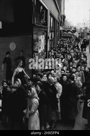 British Women Queue for New Year's Great Sales Day -- la coda all'esterno di un negozio Marbie Arch (modalità C & A) in attesa che le porte si aprano. Dopo la corsa alla spesa di Natale, gli acquirenti di Londra devono essere 'tentati' di spendere. Tutti i principali negozi del West End stanno iniziando le loro vendite oggi e la folla sta cercando le occasioni offerte. Le donne (e gli uomini) sono saliti presto per restare in linea nei negozi di Londra. Gennaio 2, 1950. (Foto di Fox Photos). Foto Stock