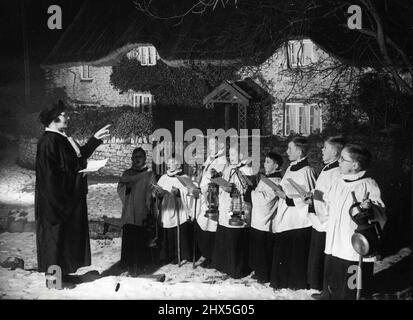 '... Profondo e croccante e pari' -- non scoraggiato dalla neve sotto piede, i coristi della Chiesa Parrocchiale di Sant'Andrea, Backwell, Somerset, la Signora A. Skinner, hanno fatto un inizio presto nel loro tour annuale di canto di carol intorno al villaggio. Dicembre 4, 1952. (Foto di Reuterphoto). Foto Stock