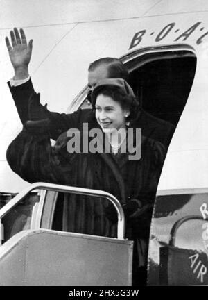 La coppia reale parte per il Tour del Commonwealth ***** . -- la principessa Elisabetta e il duca di Edimburgo ondano Arrivederci dai gradini del loro aereo all'aeroporto di Londra oggi. Il re, la regina e la principessa Margaret erano oggi all'aeroporto di Londra per salutare la principessa Elisabetta e il duca di Edimburgo che partirono per via aerea per Nairobi, Kenya, nella prima fase del tour di Ceylon, Australia e Nuova Zelanda. Gennaio 31, 1952. (Foto di Fox Photos). Foto Stock