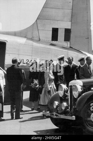 La principessa arriva a casa -- la principessa e il duca di Edimburgo a piedi per la loro auto all'arrivo. Due velivoli vichinghi del volo del re portarono a casa la principessa Elisabetta, il duca di Edimburgo, e la loro retinue e i loro bagagli, arrivando all'aeroporto di Heathrow, Londra, da Parigi questa mattina. Maggio 18, 1948. (Foto di Fox Photos). Foto Stock