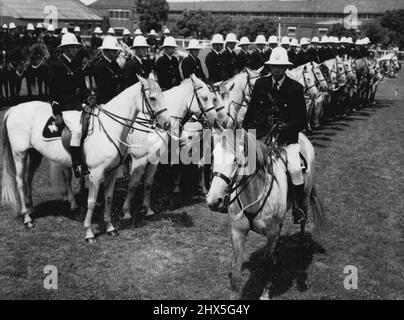 Prima ispezione Full-Dress oggi per la polizia montata che scorterà la Regina a Victoria. Senior - Constable Lonergan, capo della sezione montata del deposito cammina il suo cavallo di fronte a una linea di calciatori. Alcuni degli uomini indossano la divisa oggi per la prima volta in anni. Provengono da stazioni di campagna dove i cavalli non sono più utilizzati. Gennaio 26, 1954. Foto Stock