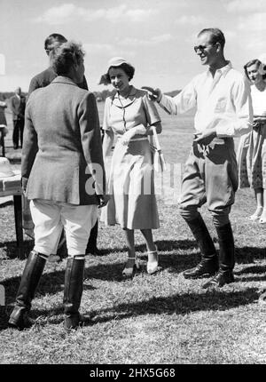 The King is Dead -- l'ultima foto della Nuova Regina, sta arrivando con il Duca di Edimburgo sulla Polo Ground di Nairobi. Sua Maestà il re Giorgio VI morì nel suo sonno stamattina. Aveva 56 anni. Annunciato da Sandringham. Dalle 10-45:00 al giorno. Quando il re si ritirò ieri sera sembrava essere nella sua salute abituale. Era ***** ieri mattina e pomeriggio. La Regina e la Principessa Margaret sono a Sandringham in questo momento. La principessa Elisabetta è al rifugio di tiro a Nyeri. La Principessa è ora regina d'Inghilterra. La nuova regina sarà la prima sovrana inglese ad aver aderito al Foto Stock