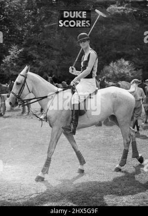 Il Duca di Edimburgo gioca polo -- il Duca di Edimburgo che cavalca dal Paddock al campo da gioco al Cowdray Park oggi. Il Duca di Edimburgo che si è ripreso completamente dopo la sua recente malattia di oggi (domenica) ha giocato polo al parco di Cowdray, Midhurst Sussex. Il Duca che giocava per i corni contro le api, ha segnato due gol nella coppa di luglio un torneo di polo americano. Recuperato dal suo recente attacco di ittero, il duca di Edimburgo giocò polo la settimana scorsa a Sussex. Cavalcando dal paddock al campo da gioco ha giocato per gli Acorn contro le api, e ha segnato due gol nel luglio Foto Stock