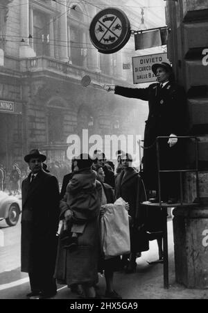 Corner Cop - Roma Traffic Cops potrebbe presto trovarsi ad occupare un nuovo persico... a quattro metri dal suolo, Ma non al centro della strada... l'idea che si sta sperimentando in Via del corso è che la piattaforma sia all'angolo di uno degli edifici... si afferma che sarà più visibile ai pedoni e più agli automobilisti. Gennaio 10, 1955. (Foto di Paul Popper Ltd.). Foto Stock