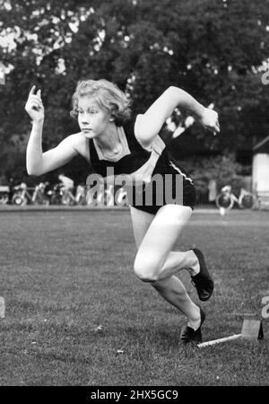 "Un buon inizio" per la sua carriera atletica. Inizia bene la visita di Miss A. Eaterton, uno sprinter del Cambridge Harriers A.C. di 15 anni e nuovo campione junior del Kent di 80 metri, visto qui in azione durante l'allenamento al Charlton Park. Tra le atletiche in formazione a Charlton Park ci sono diversi giovani che iniziano la loro carriera di atletica, tra questi è un membro junior dei Cambridge Harriers per i quali è preannunciato un brillante futuro atletico. Questa è 15 la signorina A. Earthertherton di Greenwich, che ha sicuramente iniziato il suo lavoro con il piede giusto, perché è la nuova volata junior da 80 metri Foto Stock