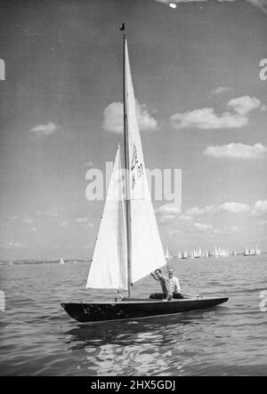 Duke's Yacht Becalemd in Cowes Week Regatta -- il Duke of Edinburgh's Yacht Coweslip ancorato in attesa di un vento o cambio di marea durante la regata del Royal London Yacht Club - parte della settimana di Cowes - a Cowes, Isola di Wight oggi (Bank Holiday Lunedi). A bordo è il Sig. Uffa Fox il progettista di yacht, che ha preso l'imbarcazione per la corsa Flying quindici. Il Duca di Edimburgo arrivò a Cowes troppo tardi per prendere parte alla corsa. Aveva motto da Arundel e salì a bordo di una chiatta navale a Portsmouth. Agosto 3, 1953.(Photo by Reuterphoto). Foto Stock