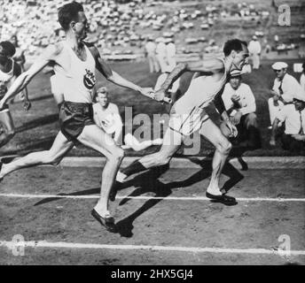 Dirigendosi verso il Str­etch - John Watchler passa il bastone per ancorare l'uomo Cliff Bourland del Los Angeles A.C. mentre prende il largo nel tratto per vincere il relè di 1600 metri al National AAU Meet qui oggi. Luglio 05, 1947. (Foto di AP Wirephoto). Foto Stock