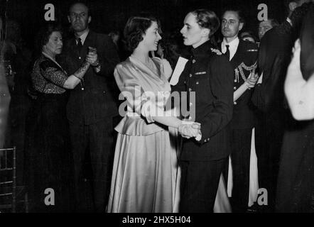 Principessa Elisabetta al Royal and Merchant Navy Ball -- la principessa Elisabetta ballando con il Capitano il Signore Rupert Nevill al Ball stasera. Stasera, mercoledì, anniversario di VE-day, la principessa Elizabeth ha fatto la sua prima apparizione pubblica ad una sfera di carità, con un partito dei giovani amici è andato all'hotel di Dorchester, Londra, per assistere alla sfera reale e della marina mercantile in aiuto del fondo del re George per i marinai. Il presidente del comitato di palla è la signora A.V. Alexander, moglie del primo Signore dell'Ammiragliato, e il presidente è Lady Rupert Nevill. Maggio 08, 1946. (Foto di Reuterphoto). Foto Stock