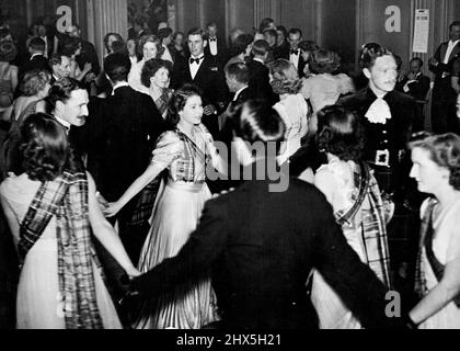 Regina Elisabetta II - Dancing - Royalty britannica. Giugno 02, 1953. (Foto di London News Agency Photos Ltd.). Foto Stock