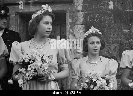 Tre principesse sono Bridesmaids a Romsey Abbey Wedding -- Un primo piano della principessa Elizabeth (a sinistra) e della principessa Alexander di Kent, bridesmaids al matrimonio dell'abbazia di Romsey questo pomeriggio (Sabato). L'antica città di Romsey, nella New Forest, Hampshire, era ***** Al giorno (sabato). Migliaia vennero da lontano e da largo per vedere l'on. Patricia Mountbatten, figlia di 22 anni del Visconte Mountbatten di Birmania, sposata con il Capitano il Signore Brabourne, le Guardie del coldstream, all'Abbazia di Romsey. Ottobre 26, 1946. Foto Stock