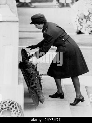 Princess Places Her Wreath on Cenotaph. Principessa Elisabetta, in uniforme W.R.A.C. mettendo la sua corona sul Cenotafi oggi (Domenica di memoria). Sotto un sole autunnale che si infranse dalla nebbia, il re, accompagnato dalla principessa Elisabetta e dal duca di Gloucester, condusse l'omaggio della nazione alla morte di due guerre mondiali in solenne e impressionante cerimonia al Cenotaph, a Whitehall, Londra, oggi. (Domenica di ricordo). Novembre 6, 1949. (Foto di Reuterphoto). Foto Stock