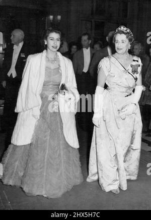 La principessa Elisabetta frequenta la cena alla signora Roosevelt. La Principessa Elisabetta (a sinistra) arriva al ricevimento con la viscountessa Greenwood, filo del Visconte Greenwood (presidente del Comitato Memoriale dei pellegrini) presso il Savoy Hotel. La signora Eleanor Roosevelt, che aveva già svelato la statua commemorativa del defunto presidente Franklin Delano Roosevelt in Grossenor Square, è stata ospite d'onore in una cena della Pellegrents' Society presso l'Hotel Savoy, dove sono stati pagati i tributi al defunto presidente. Aprile 13, 1948. Foto Stock