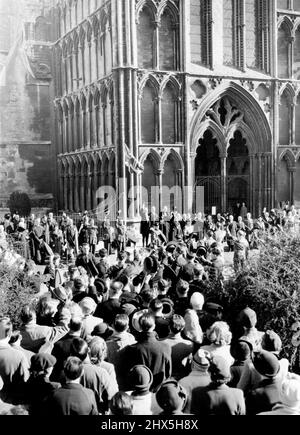 Ely proclama la regina Elisabetta dopo tutto. L'Union Jack sbarca sopra come capitano W.H. Ockleston, di Caxton, Cambridgeshire, proclama la regina Elisabetta II in una cerimonia speciale tenuta fuori dalla Cattedrale di Ely. Altre parti della Gran Bretagna hanno tenuto le loro proclamazioni più di un mese fa, ma Ely, dove Re e Regina per secoli sono stati proclamati, è stato passato in favore di marzo, la sede del Consiglio dell'Isola di Ely a circa 20 miglia di distanza. Marzo 15, 1952. Foto Stock