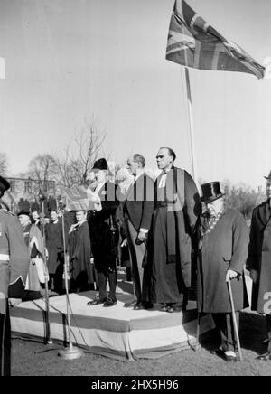 Ely proclama la regina Elisabetta dopo tutto. L'Union Jack sbarca sopra come capitano W.H. Ockleston, di Caxton, Cambridgeshire, proclama la regina Elisabetta II in una cerimonia speciale tenuta fuori dalla Cattedrale di Ely. Altre parti della Gran Bretagna hanno tenuto le loro proclamazioni più di un mese fa, ma Ely, dove Re e Regina per secoli sono stati proclamati, è stato passato in favore di marzo, la sede del Consiglio dell'Isola di Ely a circa 20 miglia di distanza. Marzo 15, 1952. Foto Stock