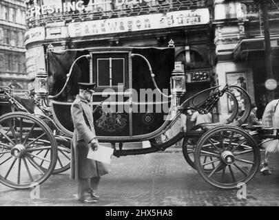 Coronation Procession Reprove un ufficiale di guardia controlla il tempo come lo stato landau lascia Piccadilly Circus e sta per trasformarsi in Haymarket. Guardie ufficiali e funzionari collegati con gli accordi di processione per l'incoronazione ha cronometrato uno stato landau disegnato da otto Windsor Grays, una banda, e distaccamenti di guardiani - oltre la seconda metà del percorso di processione per l'incoronazione questa mattina 23 novembre dalle 7:30am. Hoar gelo stese sulle strade, che erano state appositamente liberate dal traffico. Novembre 23, 1952. (Foto di stampa associata). Foto Stock